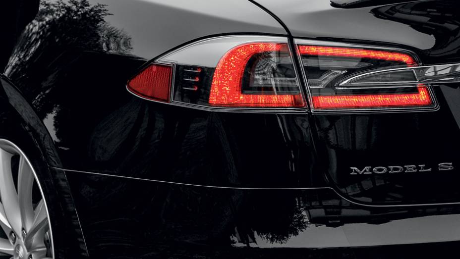 Design com toques de Maserati e Aston | <a href="https://beta-develop.quatrorodas.abril.com.br/carros/impressoes/tesla-model-s-733082.shtml" rel="migration">Leia mais</a> Design com toques de Maserati e Aston | <a href="https://beta-develop.quatrorodas.abril.com.br/carros/impressoes/tesla-model-s-733082.shtml" rel="migration">Leia mais</a>