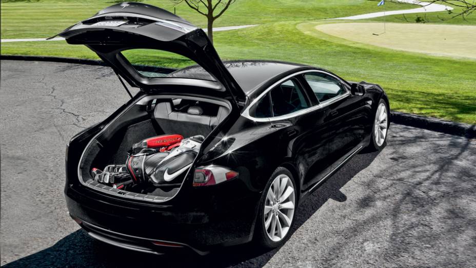São 745 litros de porta-malas, além de um assento extra | <a href="https://beta-develop.quatrorodas.abril.com.br/carros/impressoes/tesla-model-s-733082.shtml" rel="migration">Leia mais</a> São 745 litros de porta-malas, além de um assento extra | <a href="https://beta-develop.quatrorodas.abril.com.br/carros/impressoes/tesla-model-s-733082.shtml" rel="migration">Leia mais</a>