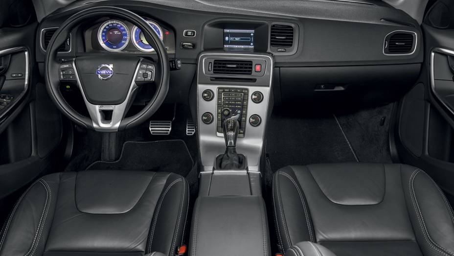 Egância nas linhas do interior com acabamento refinado | <a href="https://beta-develop.quatrorodas.abril.com.br/carros/lancamentos/volvo-v60-t5-2-0-comfort-732853.shtml" rel="migration">Leia mais</a>