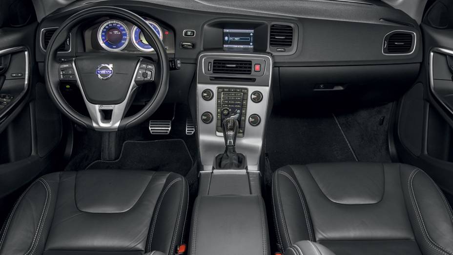 Egância nas linhas do interior com acabamento refinado | <a href="https://beta-develop.quatrorodas.abril.com.br/carros/lancamentos/volvo-v60-t5-2-0-comfort-732853.shtml" rel="migration">Leia mais</a> Egância nas linhas do interior com acabamento refinado | <a href="https://beta-develop.quatrorodas.abril.com.br/carros/lancamentos/volvo-v60-t5-2-0-comfort-732853.shtml" rel="migration">Leia mais</a>