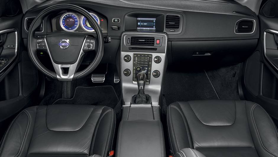 Egância nas linhas do interior com acabamento refinado | <a href="https://beta-develop.quatrorodas.abril.com.br/carros/lancamentos/volvo-v60-t5-2-0-comfort-732853.shtml" rel="migration">Leia mais</a> Egância nas linhas do interior com acabamento refinado | <a href="https://beta-develop.quatrorodas.abril.com.br/carros/lancamentos/volvo-v60-t5-2-0-comfort-732853.shtml" rel="migration">Leia mais</a>