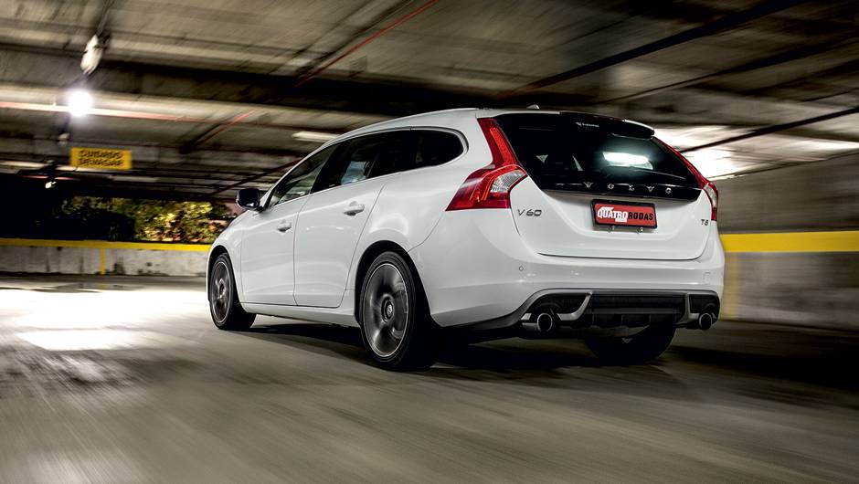 Rodas grafite aro 18 e um vistoso escape duplo | <a href="https://beta-develop.quatrorodas.abril.com.br/carros/lancamentos/volvo-v60-t5-2-0-comfort-732853.shtml" rel="migration">Leia mais</a>