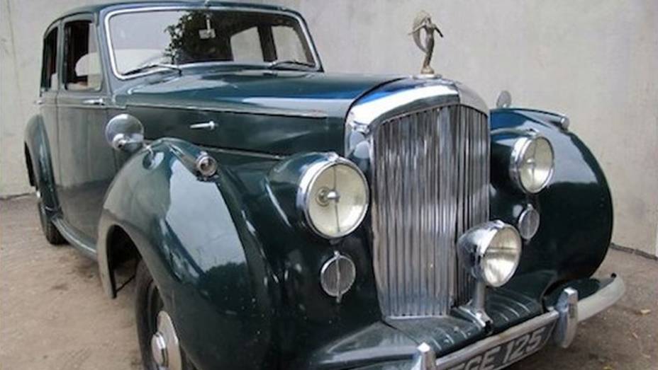 1963: Em "Moscou contra 007", Bond, vivido por Sean Connery, utiliza este Bentley Mark IV. | <a href="%20https://beta-develop.quatrorodas.abril.com.br/blogs/planeta-carro/2012/11/07/licenca-para-acelerar/" rel="migration">Leia mais</a> 1963: Em "Moscou contra 007", Bond, vivido por Sean Connery, utiliza este Bentley Mark IV. | <a href="%20https://beta-develop.quatrorodas.abril.com.br/blogs/planeta-carro/2012/11/07/licenca-para-acelerar/" rel="migration">Leia mais</a>