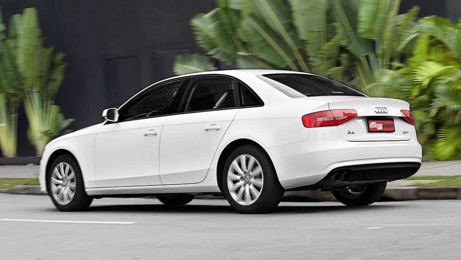 Rodas de liga com dez raios: exclusiva da vers&atilde;o Attraction | <a href="https://beta-develop.quatrorodas.abril.com.br/carros/lancamentos/audi-a4-attraction-734796.shtml" rel="migration">Leia mais</a>