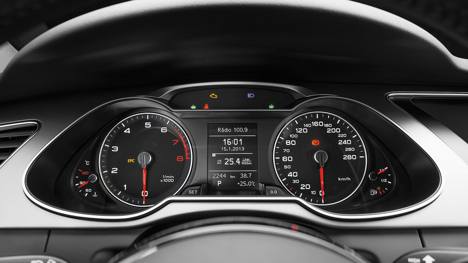 Computador de bordo traz indica&ccedil;&atilde;o de consumo m&eacute;dio apenas em litros a cada 100 km | <a href="https://beta-develop.quatrorodas.abril.com.br/carros/lancamentos/audi-a4-attraction-734796.shtml" rel="migration">Leia mais</a>