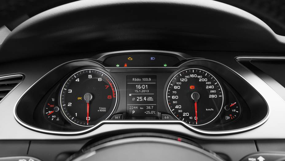 Computador de bordo traz indicação de consumo médio apenas em litros a cada 100 km | <a href="https://beta-develop.quatrorodas.abril.com.br/carros/lancamentos/audi-a4-attraction-734796.shtml" rel="migration">Leia mais</a> Computador de bordo traz indicação de consumo médio apenas em litros a cada 100 km | <a href="https://beta-develop.quatrorodas.abril.com.br/carros/lancamentos/audi-a4-attraction-734796.shtml" rel="migration">Leia mais</a>