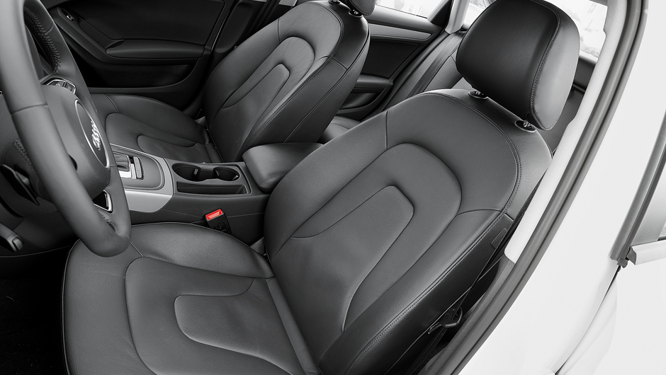 Audi chama os bancos de couro sint&eacute;tico de "ecol&oacute;gicos" | <a href="https://beta-develop.quatrorodas.abril.com.br/carros/lancamentos/audi-a4-attraction-734796.shtml" rel="migration">Leia mais</a>