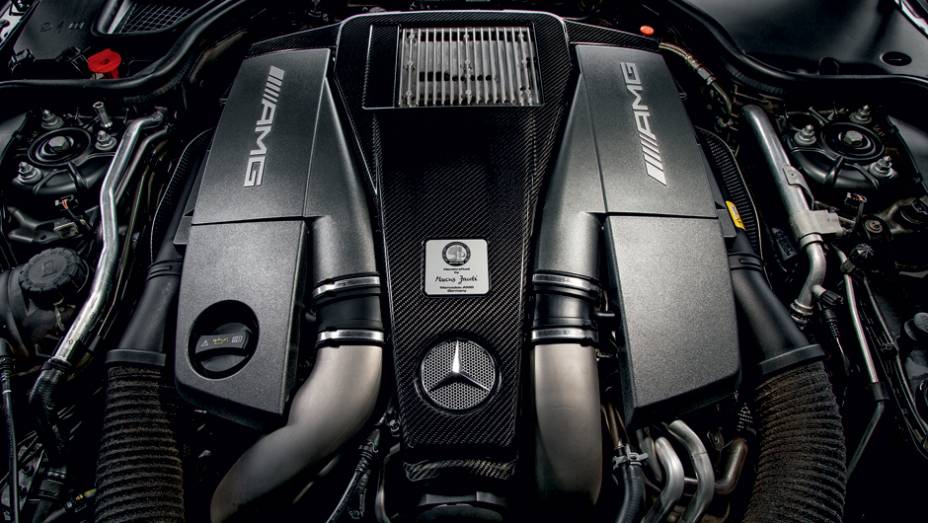 Novo motor V8 5.5 turbinado tem potência de 564 cv | <a href="https://beta-develop.quatrorodas.abril.com.br/carros/testes/mercedes-benz-sl-63-amg-735712.shtml" rel="migration">Leia mais</a>