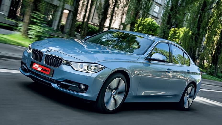 O Série 3 híbrido, que chega ao Brasil em abril, usa até GPS para poupar o ambiente | <a href="https://beta-develop.quatrorodas.abril.com.br/carros/impressoes/bmw-activehybrid3-736194.shtml" rel="migration">Leia mais</a>