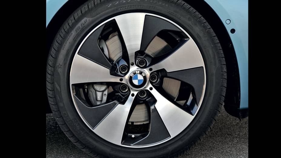 Freios regenerativos recarregam a bateria | <a href="https://beta-develop.quatrorodas.abril.com.br/carros/impressoes/bmw-activehybrid3-736194.shtml" rel="migration">Leia mais</a>