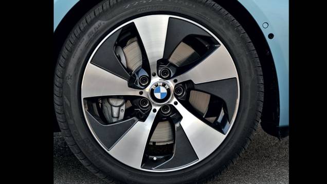 Freios regenerativos recarregam a bateria | <a href="https://beta-develop.quatrorodas.abril.com.br/carros/impressoes/bmw-activehybrid3-736194.shtml" rel="migration">Leia mais</a> Freios regenerativos recarregam a bateria | <a href="https://beta-develop.quatrorodas.abril.com.br/carros/impressoes/bmw-activehybrid3-736194.shtml" rel="migration">Leia mais</a>