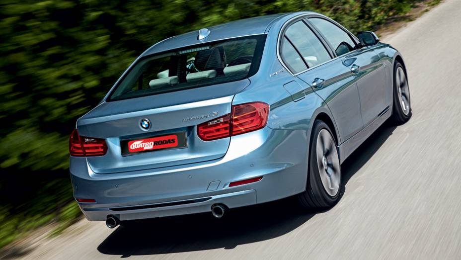 Logotipo na tampa e coluna traseira identificam versão | <a href="https://beta-develop.quatrorodas.abril.com.br/carros/impressoes/bmw-activehybrid3-736194.shtml" rel="migration">Leia mais</a>