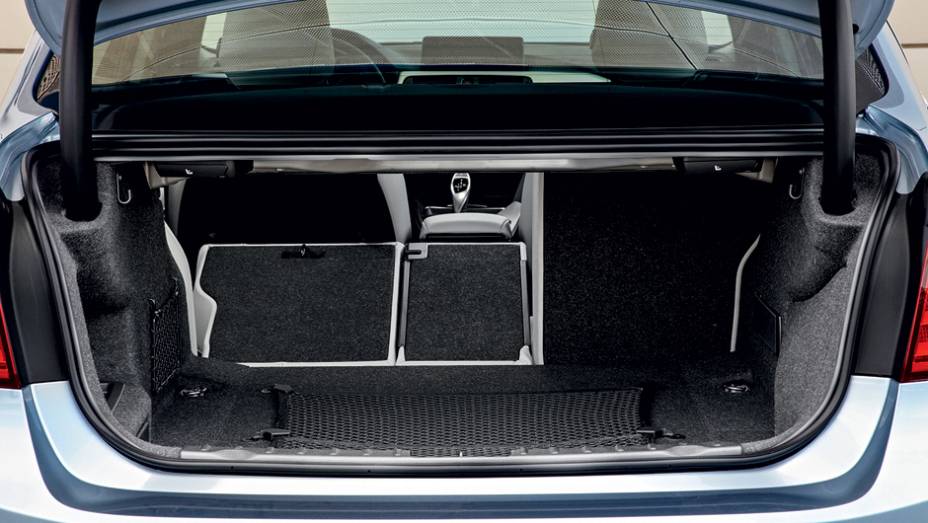 Porta-malas encolheu 90 litros... | <a href="https://beta-develop.quatrorodas.abril.com.br/carros/impressoes/bmw-activehybrid3-736194.shtml" rel="migration">Leia mais</a>