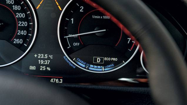 Marcador no conta-giros registra o modo de condução, ...| <a href="https://beta-develop.quatrorodas.abril.com.br/carros/impressoes/bmw-activehybrid3-736194.shtml" rel="migration">Leia mais</a> Marcador no conta-giros registra o modo de condução, ...| <a href="https://beta-develop.quatrorodas.abril.com.br/carros/impressoes/bmw-activehybrid3-736194.shtml" rel="migration">Leia mais</a>