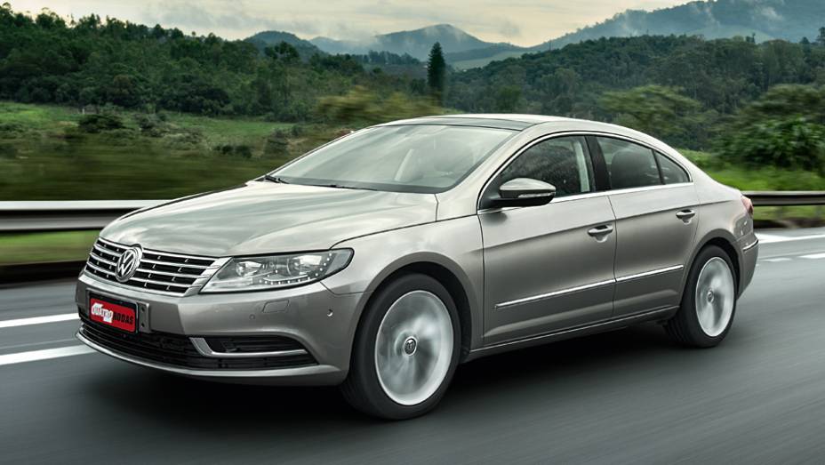 A grade dianteira cromada é igual à do VW Passat | <a href="https://beta-develop.quatrorodas.abril.com.br/carros/lancamentos/volkswagen-cc-v6-3-6-734636.shtml" rel="migration">Leia mais</a>