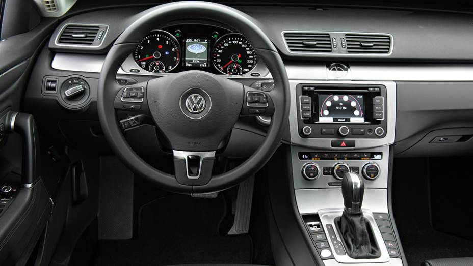 O câmbio também tem comandos de trocas no volante | <a href="https://beta-develop.quatrorodas.abril.com.br/carros/lancamentos/volkswagen-cc-v6-3-6-734636.shtml" rel="migration">Leia mais</a>