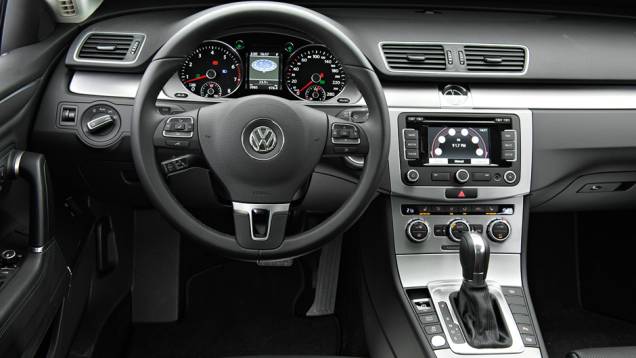 O câmbio também tem comandos de trocas no volante | <a href="https://beta-develop.quatrorodas.abril.com.br/carros/lancamentos/volkswagen-cc-v6-3-6-734636.shtml" rel="migration">Leia mais</a> O câmbio também tem comandos de trocas no volante | <a href="https://beta-develop.quatrorodas.abril.com.br/carros/lancamentos/volkswagen-cc-v6-3-6-734636.shtml" rel="migration">Leia mais</a>