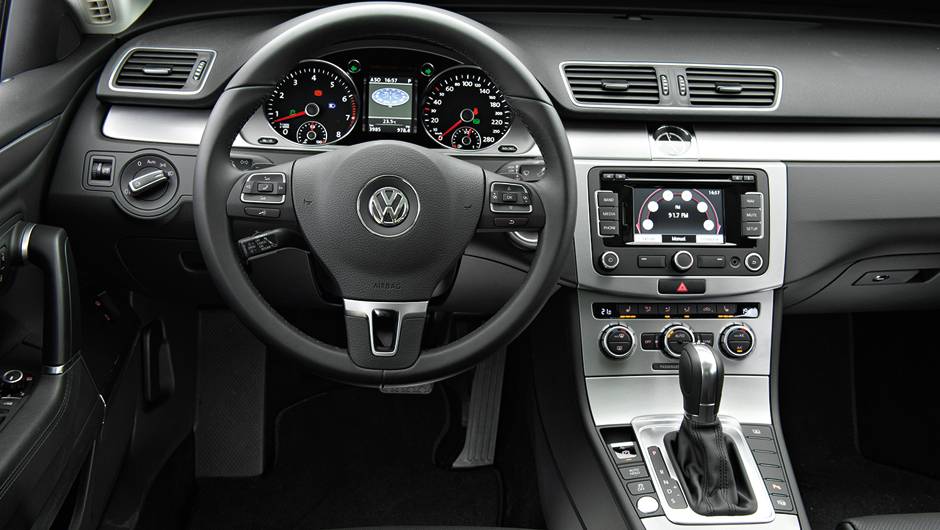 O câmbio também tem comandos de trocas no volante | <a href="https://beta-develop.quatrorodas.abril.com.br/carros/lancamentos/volkswagen-cc-v6-3-6-734636.shtml" rel="migration">Leia mais</a> O câmbio também tem comandos de trocas no volante | <a href="https://beta-develop.quatrorodas.abril.com.br/carros/lancamentos/volkswagen-cc-v6-3-6-734636.shtml" rel="migration">Leia mais</a>