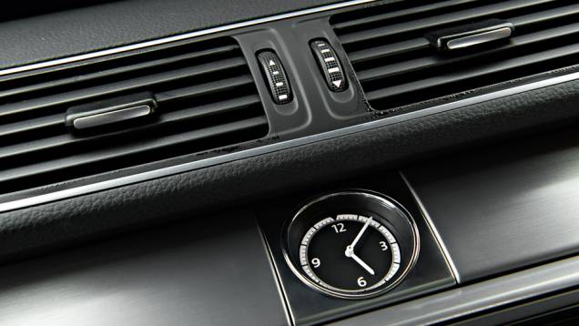 Relógio analógico dá um toque de requinte | <a href="https://beta-develop.quatrorodas.abril.com.br/carros/lancamentos/volkswagen-cc-v6-3-6-734636.shtml" rel="migration">Leia mais</a> Relógio analógico dá um toque de requinte | <a href="https://beta-develop.quatrorodas.abril.com.br/carros/lancamentos/volkswagen-cc-v6-3-6-734636.shtml" rel="migration">Leia mais</a>