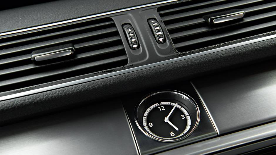 Relógio analógico dá um toque de requinte | <a href="https://beta-develop.quatrorodas.abril.com.br/carros/lancamentos/volkswagen-cc-v6-3-6-734636.shtml" rel="migration">Leia mais</a> Relógio analógico dá um toque de requinte | <a href="https://beta-develop.quatrorodas.abril.com.br/carros/lancamentos/volkswagen-cc-v6-3-6-734636.shtml" rel="migration">Leia mais</a>
