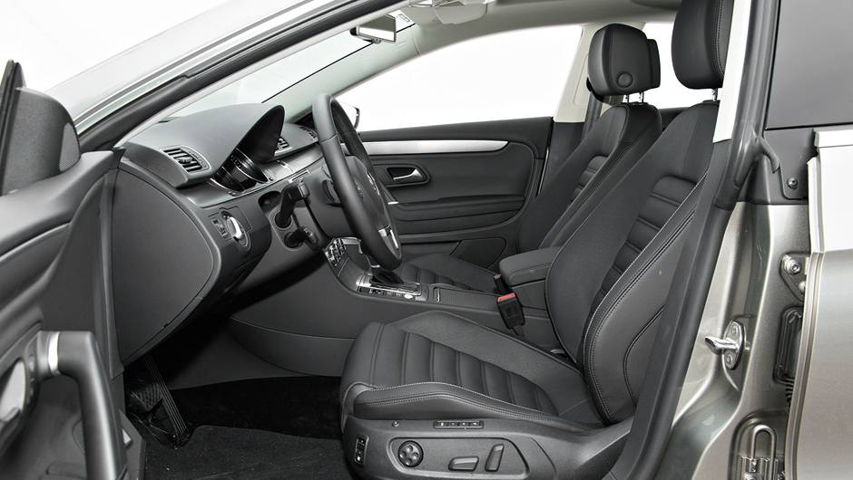Bancos de couro têʼ m design esportivo com apoios laterais | <a href="https://beta-develop.quatrorodas.abril.com.br/carros/lancamentos/volkswagen-cc-v6-3-6-734636.shtml" rel="migration">Leia mais</a> Bancos de couro têʼ m design esportivo com apoios laterais | <a href="https://beta-develop.quatrorodas.abril.com.br/carros/lancamentos/volkswagen-cc-v6-3-6-734636.shtml" rel="migration">Leia mais</a>