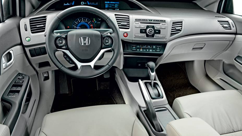 Civic conta com volante multifuncional e conex&atilde;o Bluetooth para o motorista n&atilde;o tirar as m&atilde;os da dire&ccedil;&atilde;o | <a href="https://beta-develop.quatrorodas.abril.com.br/carros/testes/honda-civic-2014-735270.shtml" rel="migration">Leia mais</a>
