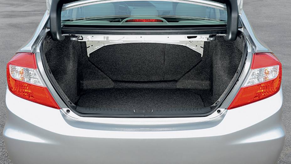 Na configura&ccedil;&atilde;o LXR, o porta-malas ganhou al&ccedil;as revestidas | <a href="https://beta-develop.quatrorodas.abril.com.br/carros/testes/honda-civic-2014-735270.shtml" rel="migration">Leia mais</a>