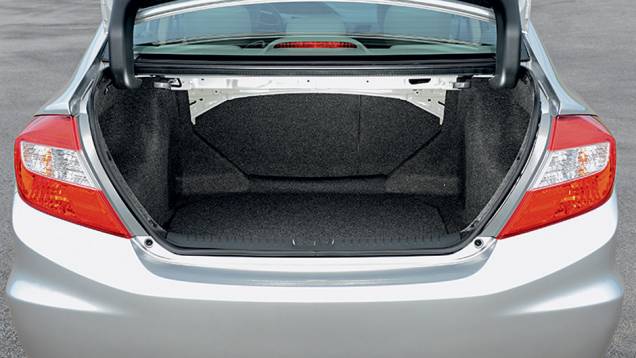 Na configuração LXR, o porta-malas ganhou alças revestidas | <a href="https://beta-develop.quatrorodas.abril.com.br/carros/testes/honda-civic-2014-735270.shtml" rel="migration">Leia mais</a> Na configuração LXR, o porta-malas ganhou alças revestidas | <a href="https://beta-develop.quatrorodas.abril.com.br/carros/testes/honda-civic-2014-735270.shtml" rel="migration">Leia mais</a>