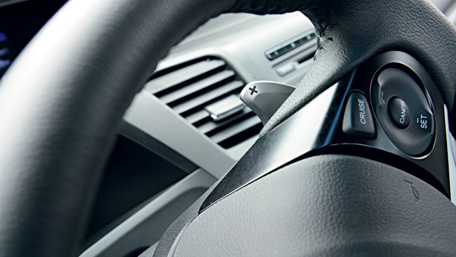 O c&acirc;mbio tem trocas manuais no volante | <a href="https://beta-develop.quatrorodas.abril.com.br/carros/testes/honda-civic-2014-735270.shtml" rel="migration">Leia mais</a>