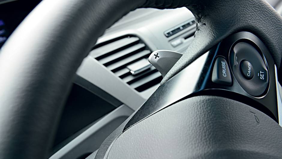 O c&acirc;mbio tem trocas manuais no volante | <a href="https://beta-develop.quatrorodas.abril.com.br/carros/testes/honda-civic-2014-735270.shtml" rel="migration">Leia mais</a>