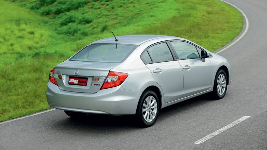 A identifica&ccedil;&atilde;o nada discreta do motor, 2.0 FlexOne, fica na tampa do porta-malas | <a href="https://beta-develop.quatrorodas.abril.com.br/carros/testes/honda-civic-2014-735270.shtml" rel="migration">Leia mais</a>