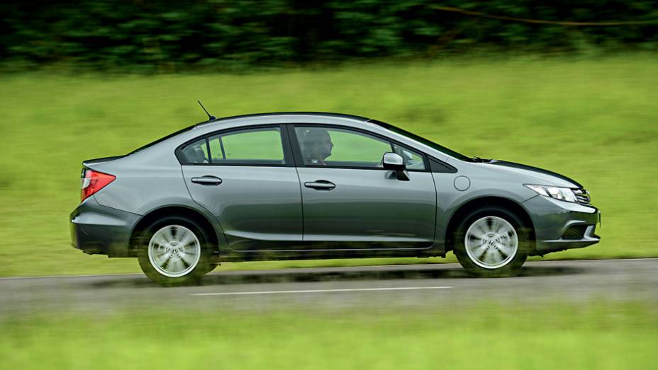 Vers&atilde;o 1.8 tem o sistema de partida a frio tradicional, da&iacute; a perman&ecirc;ncia do segundo bocal no para-lama dianteiro | <a href="https://beta-develop.quatrorodas.abril.com.br/carros/testes/honda-civic-2014-735270.shtml" rel="migration">Leia mais</a>