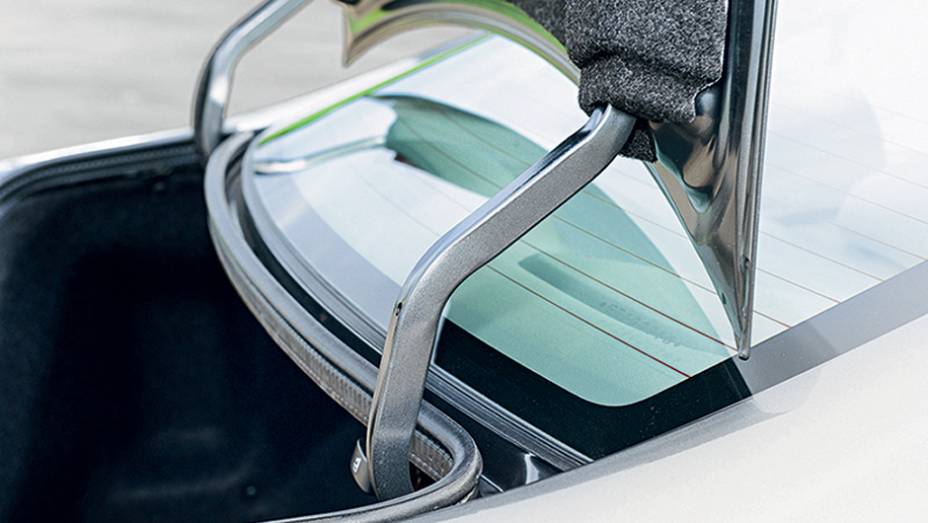 No LXS, al&ccedil;as sem revestimento do porta-malas | <a href="https://beta-develop.quatrorodas.abril.com.br/carros/testes/honda-civic-2014-735270.shtml" rel="migration">Leia mais</a>