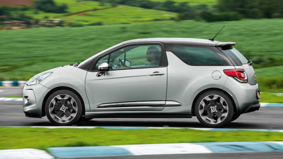 Detalhe na porta remete a uma asa de avião | <a href="https://beta-develop.quatrorodas.abril.com.br/carros/comparativos/citroen-ds3-x-volkswagen-fusca-735122.shtml" rel="migration">Leia mais</a> | <a href="https://beta-develop.quatrorodas.abril.com.br/galerias/volkswagen/ds3-ed-02-2013-735123.shtml" rel="migration">Ve</a> Detalhe na porta remete a uma asa de avião | <a href="https://beta-develop.quatrorodas.abril.com.br/carros/comparativos/citroen-ds3-x-volkswagen-fusca-735122.shtml" rel="migration">Leia mais</a> | <a href="https://beta-develop.quatrorodas.abril.com.br/galerias/volkswagen/ds3-ed-02-2013-735123.shtml" rel="migration">Ve</a>