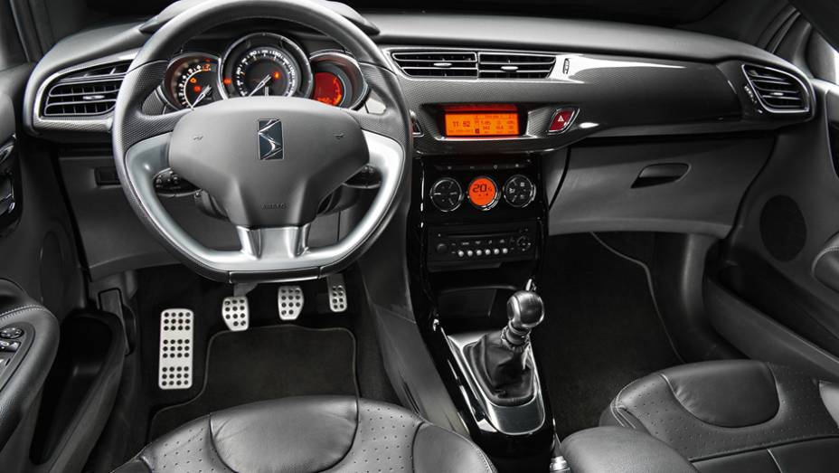 Rádio tem visual simples e comandos na coluna de direção | <a href="https://beta-develop.quatrorodas.abril.com.br/carros/comparativos/citroen-ds3-x-volkswagen-fusca-735122.shtml" rel="migration">Leia mais</a> | <a href="https://beta-develop.quatrorodas.abril.com.br/galerias/volkswagen/ds3-ed-02-2013-7" rel="migration"></a> Rádio tem visual simples e comandos na coluna de direção | <a href="https://beta-develop.quatrorodas.abril.com.br/carros/comparativos/citroen-ds3-x-volkswagen-fusca-735122.shtml" rel="migration">Leia mais</a> | <a href="https://beta-develop.quatrorodas.abril.com.br/galerias/volkswagen/ds3-ed-02-2013-7" rel="migration"></a>