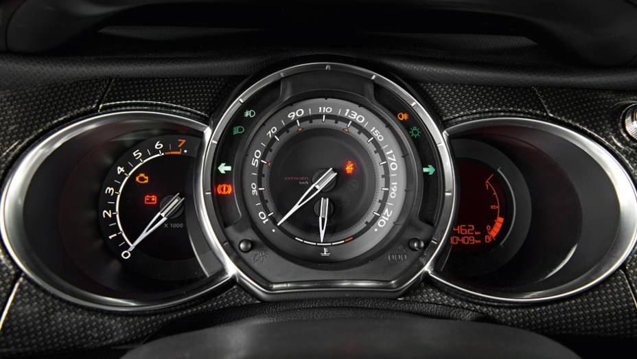 Painel remete ao do novo C3, do qual o DS3 deriva | <a href="https://beta-develop.quatrorodas.abril.com.br/carros/comparativos/citroen-ds3-x-volkswagen-fusca-735122.shtml" rel="migration">Leia mais</a> | <a href="https://beta-develop.quatrorodas.abril.com.br/galerias/volkswagen/ds3-ed-02-2013-735123.s" rel="migration"></a> Painel remete ao do novo C3, do qual o DS3 deriva | <a href="https://beta-develop.quatrorodas.abril.com.br/carros/comparativos/citroen-ds3-x-volkswagen-fusca-735122.shtml" rel="migration">Leia mais</a> | <a href="https://beta-develop.quatrorodas.abril.com.br/galerias/volkswagen/ds3-ed-02-2013-735123.s" rel="migration"></a>
