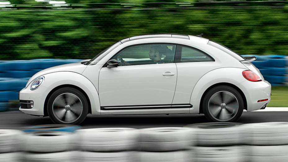 Teto solar el&eacute;trico e rodas aro 18 s&atilde;o opcionais | <a href="https://beta-develop.quatrorodas.abril.com.br/carros/comparativos/citroen-ds3-x-volkswagen-fusca-735122.shtml" rel="migration">Leia mais</a> | <a href="https://beta-develop.quatrorodas.abril.com.br/galerias/volkswagen/ds3-ed-02-2013-735123.sh" rel="migration"></a>