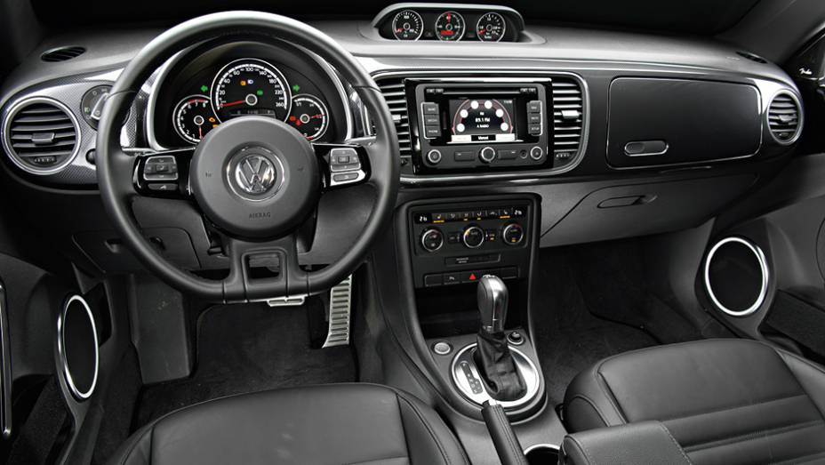 Volante multifuncional, opcional, tem borboletas de c&acirc;mbio | <a href="https://beta-develop.quatrorodas.abril.com.br/carros/comparativos/citroen-ds3-x-volkswagen-fusca-735122.shtml" rel="migration">Leia mais</a> | <a href="https://beta-develop.quatrorodas.abril.com.br/galerias/citroen/fusca-ed-02-2013-" rel="migration"></a>