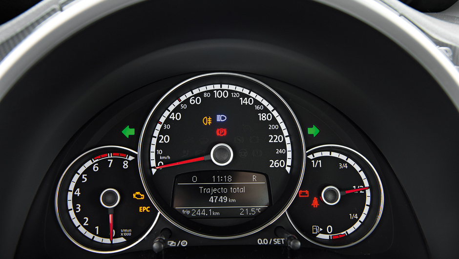 Painel lembra o do velho Fusca. Falta term&ocirc;metro do motor | <a href="https://beta-develop.quatrorodas.abril.com.br/carros/comparativos/citroen-ds3-x-volkswagen-fusca-735122.shtml" rel="migration">Leia mais</a> | <a href="https://beta-develop.quatrorodas.abril.com.br/galerias/citroen/fusca-ed-02-2013-7" rel="migration"></a>
