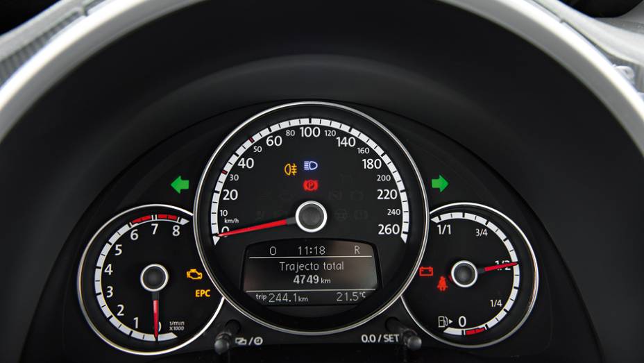 Painel lembra o do velho Fusca. Falta term&ocirc;metro do motor | <a href="https://beta-develop.quatrorodas.abril.com.br/carros/comparativos/citroen-ds3-x-volkswagen-fusca-735122.shtml" rel="migration">Leia mais</a> | <a href="https://beta-develop.quatrorodas.abril.com.br/galerias/citroen/fusca-ed-02-2013-7" rel="migration"></a>