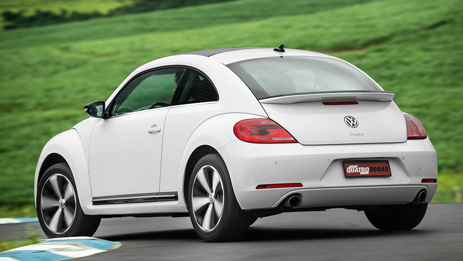 Traseira exibe aerofólio e dois escapes, falta um limpador | <a href="https://beta-develop.quatrorodas.abril.com.br/carros/comparativos/citroen-ds3-x-volkswagen-fusca-735122.shtml" rel="migration">Leia mais</a> | <a href="https://beta-develop.quatrorodas.abril.com.br/galerias/citroen/fusca-ed-02" rel="migration"></a>