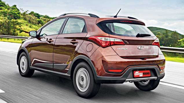 Moldura plástica sem pintura envolve a placa | <a href="https://beta-develop.quatrorodas.abril.com.br/carros/impressoes/hyundai-hb20x-735902.shtml" rel="migration">Leia mais</a> Moldura plástica sem pintura envolve a placa | <a href="https://beta-develop.quatrorodas.abril.com.br/carros/impressoes/hyundai-hb20x-735902.shtml" rel="migration">Leia mais</a>