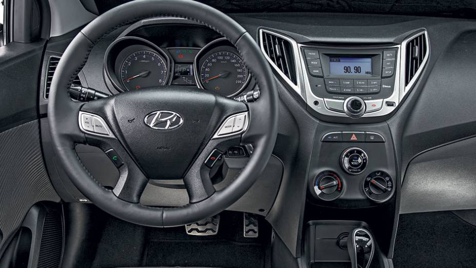 Sistema de som com Bluetooth tem comandos de celular no volante, mas n&atilde;o h&aacute; toca-discos. Com CD, n&atilde;o tem Bluetooth | <a href="https://beta-develop.quatrorodas.abril.com.br/carros/impressoes/hyundai-hb20x-735902.shtml" rel="migration">Leia mais</a>