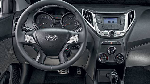Sistema de som com Bluetooth tem comandos de celular no volante, mas não há toca-discos. Com CD, não tem Bluetooth | <a href="https://beta-develop.quatrorodas.abril.com.br/carros/impressoes/hyundai-hb20x-735902.shtml" rel="migration">Leia mais</a> Sistema de som com Bluetooth tem comandos de celular no volante, mas não há toca-discos. Com CD, não tem Bluetooth | <a href="https://beta-develop.quatrorodas.abril.com.br/carros/impressoes/hyundai-hb20x-735902.shtml" rel="migration">Leia mais</a>