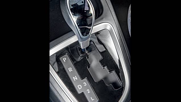 Câmbio tem luzes em tom azul | <a href="https://beta-develop.quatrorodas.abril.com.br/carros/impressoes/hyundai-hb20x-735902.shtml" rel="migration">Leia mais</a> Câmbio tem luzes em tom azul | <a href="https://beta-develop.quatrorodas.abril.com.br/carros/impressoes/hyundai-hb20x-735902.shtml" rel="migration">Leia mais</a>