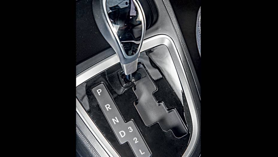 C&acirc;mbio tem luzes em tom azul | <a href="https://beta-develop.quatrorodas.abril.com.br/carros/impressoes/hyundai-hb20x-735902.shtml" rel="migration">Leia mais</a>