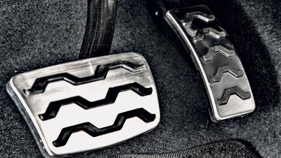 As pedaleiras s&atilde;o de alum&iacute;nio | <a href="https://beta-develop.quatrorodas.abril.com.br/carros/impressoes/hyundai-hb20x-735902.shtml" rel="migration">Leia mais</a>