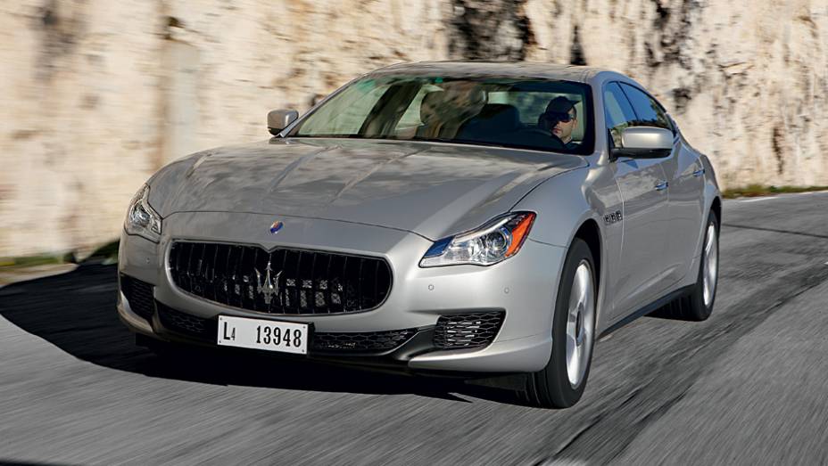 O novo Maserati ficou 16 cm maior de uma só vez | <a href="https://beta-develop.quatrorodas.abril.com.br/carros/impressoes/maserati-quattroporte-736318.shtml" rel="migration">Leia mais</a>