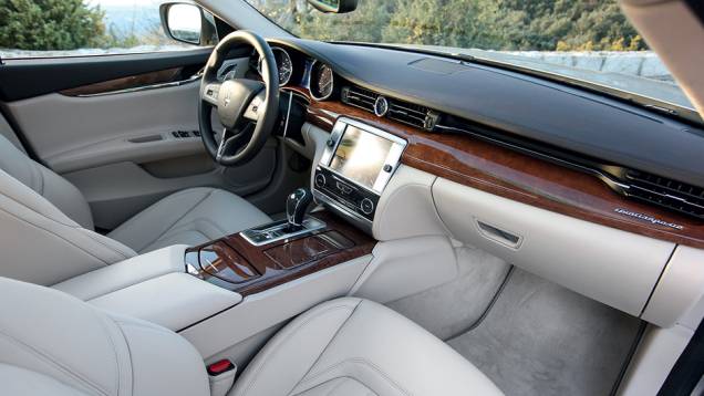 Acabamento impecável, com doses extras de madeira nobre | <a href="https://beta-develop.quatrorodas.abril.com.br/carros/impressoes/maserati-quattroporte-736318.shtml" rel="migration">Leia mais</a> Acabamento impecável, com doses extras de madeira nobre | <a href="https://beta-develop.quatrorodas.abril.com.br/carros/impressoes/maserati-quattroporte-736318.shtml" rel="migration">Leia mais</a>