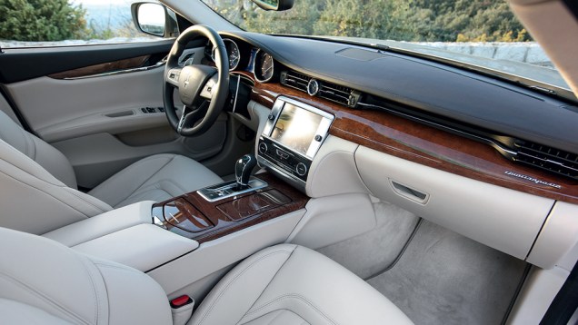 Acabamento impec&aacute;vel, com doses extras de madeira nobre | <a href="https://beta-develop.quatrorodas.abril.com.br/carros/impressoes/maserati-quattroporte-736318.shtml" rel="migration">Leia mais</a>